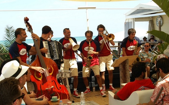 Swing glasba in nastop